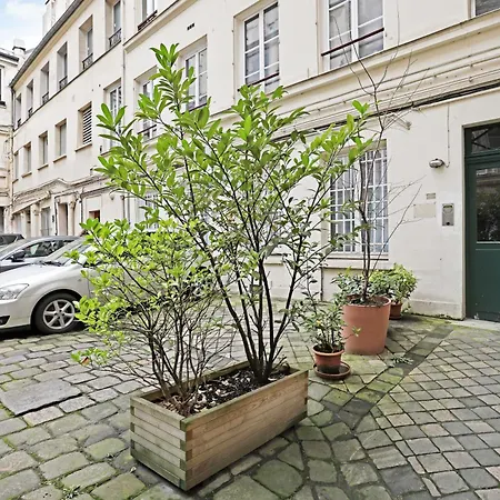 Intimate - 2p - Arts Et Matiers Rapublique Parigi
